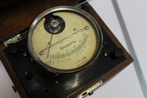 !!!Вольтметр до 1917г. в дерев.корпусе, рабочий!!!
