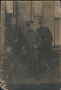 Солдатики у вагона.