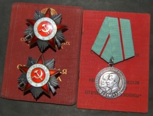 ДВЕ ОТЕЧКИ + ПАРТИЗАН НА ОДНОГО