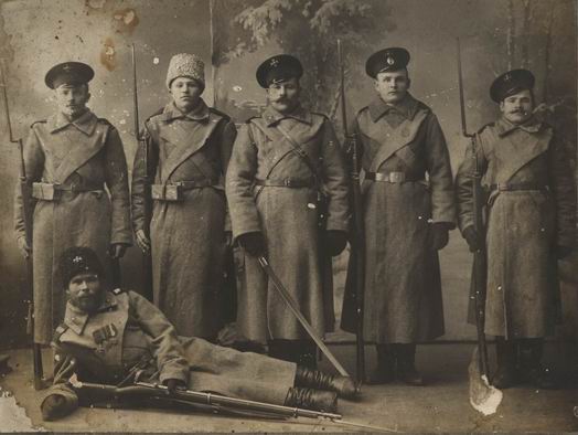 Группа ополченцев с георгиевским кавалером