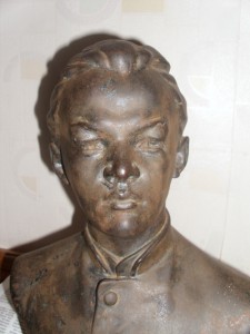 Бюст Ульянов в гимназии