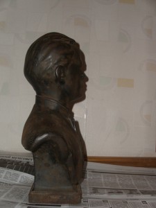 Бюст Ульянов в гимназии