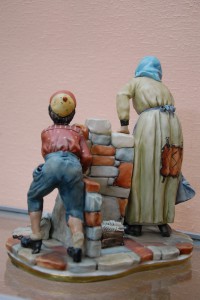 Фарфоровая фигура CAPODIMONTE худ. Bari