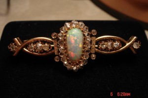 Брошь золото 56 пр. Белый опал, алмазы.