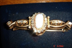 Брошь золото 56 пр. Белый опал, алмазы.