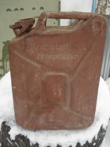 две канистры 20л. - Рейх ... 42г. и СС