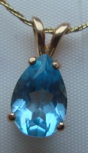 три кулона с камнями