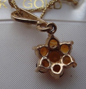 три кулона с камнями