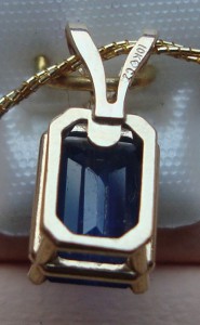 три кулона с камнями