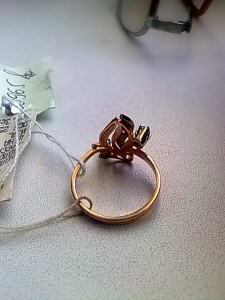 Кольцо с бриллиантом.