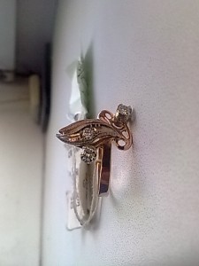 Кольцо с бриллиантом.