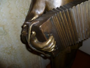 Бронзовая скульптура "Гармонист"выс 1,6 метра, ручная работа