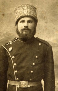 Два военных со знаками «За отличную стрельбу»