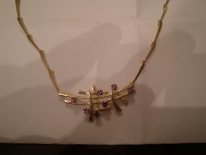 колье 750 пробы с гранатами александритовый эффект