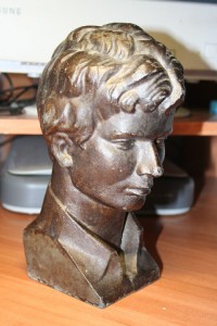 Скульптуры Ленин и Есенин