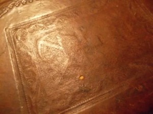 Книга в кожаном переплете