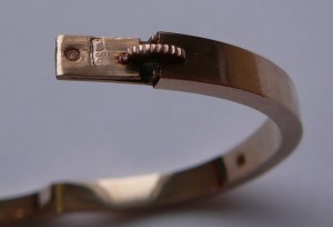 Браслет жёсткий в виде ремня 56`