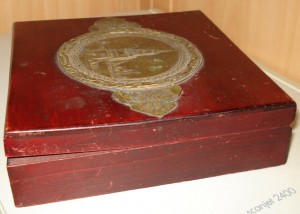 Эйнем, рекламная открытка и коробка от конфет дерево