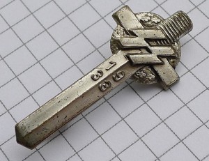 Знак участника марша SS-1933 года и антисемитский значок