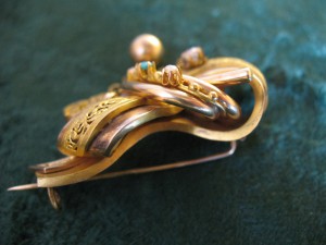 Брошь 56 пробы.Бриллиант,бирюза и жемчуг.Очень красивая !