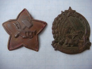 4 кокарды и знак.
