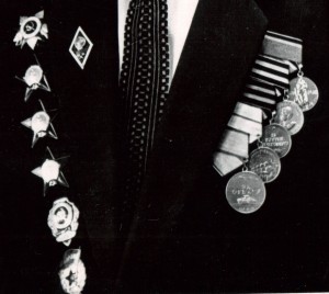 Ветераны со знаками отличников ТАНКИСТ И МЕДСЛУЖБА