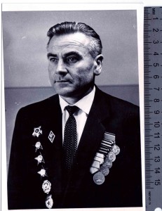 Ветераны со знаками отличников ТАНКИСТ И МЕДСЛУЖБА