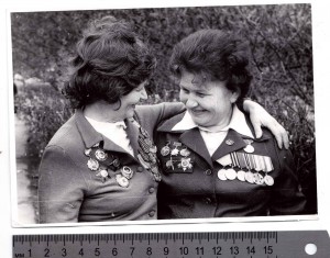 Ветераны со знаками отличников ТАНКИСТ И МЕДСЛУЖБА