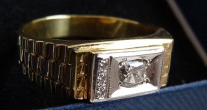 Кольцо с бриллиантом