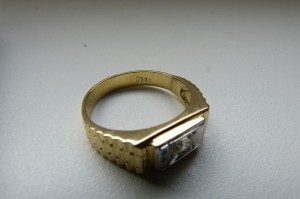 Кольцо с бриллиантом