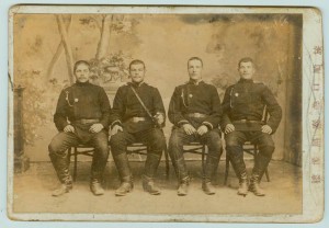 Четверо служивых. По-моему Китай.