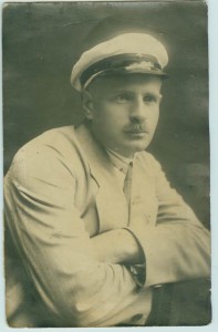 Красный крест на фуражке. Навеное МЕДИК. :)))