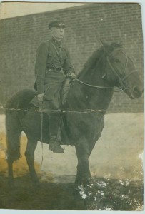 2 фото. Красноармеец на коне. 1935г.