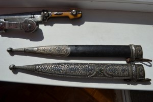 Два кинжала в серебре("грузин" и...?).