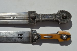 Два кинжала в серебре("грузин" и...?).