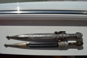 Два кинжала в серебре("грузин" и...?).