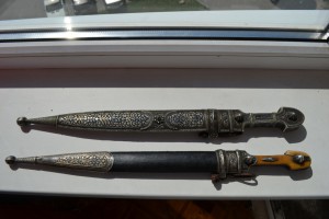 Два кинжала в серебре("грузин" и...?).