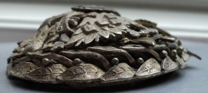 Два больших и красивых университетских знака с бумагой