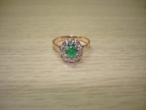 Кольцо с изумрудом и бриллиантами.