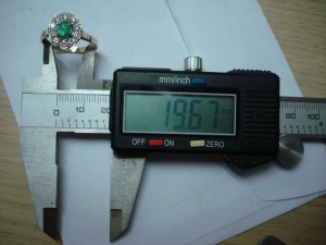 Кольцо с изумрудом и бриллиантами.