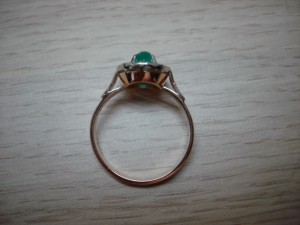 Кольцо с изумрудом и бриллиантами.