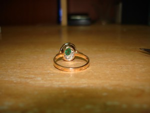 Кольцо с изумрудом и бриллиантами.