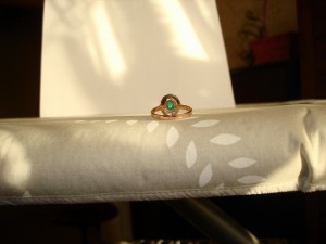 Кольцо с изумрудом и бриллиантами.