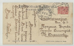 Подводная лодка погружается в воду,скрываясь от дирижабля.