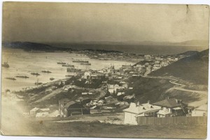2 Фотооткрытки: Бухта Владивостока? с эсминцами и Корабль