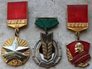 Три комсомольских знака