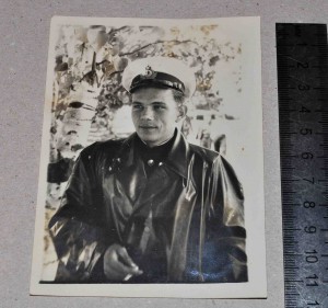 Красавец морячок в кожаном плаще