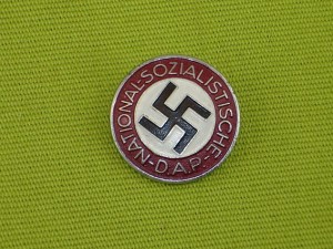 Партийный значок.