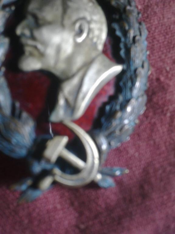 революционный знак с Лениным