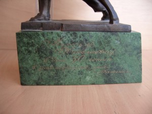 Рабочий и колхозница. В. Мухина. Чугун, змеевик. 50-е годы.